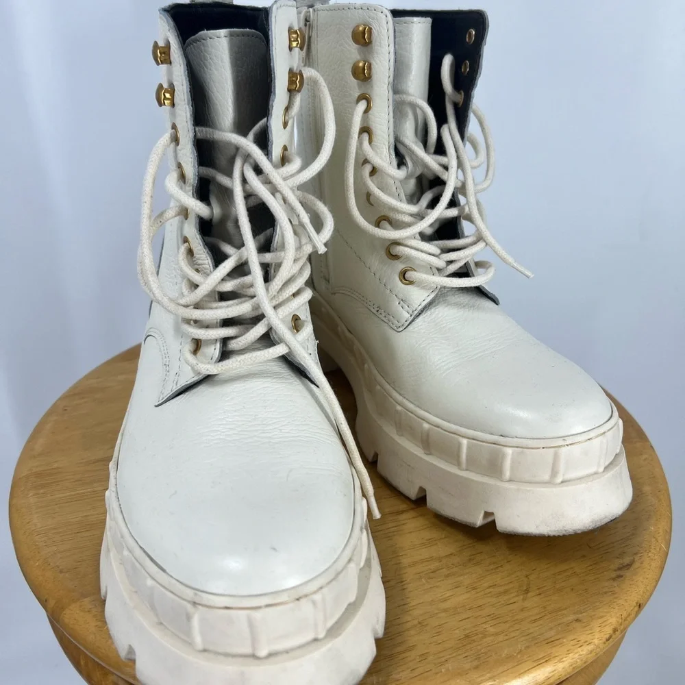 Vince Camuto  leather lug sole platform, cream winter white booties size…10/40